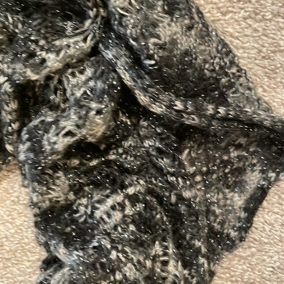 🌼3/$30 Black Metallic Ruffle Scarf - Picture 2 of 4